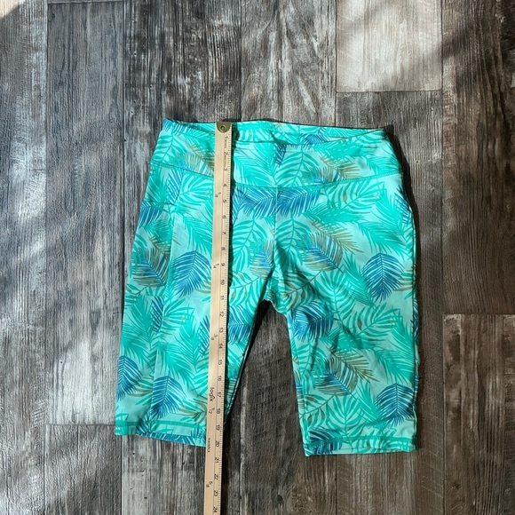 Tropical Leaf Print Sunwear Shorts with UPF 50+ Size Medium - Picture 3 of 7